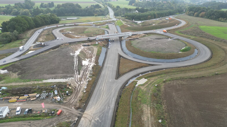 Die Arbeiten am Knoten Zittau sind bereits weit gediehen. Die erste Brücke über die neue B178 wurde schon in Betrieb genommen.