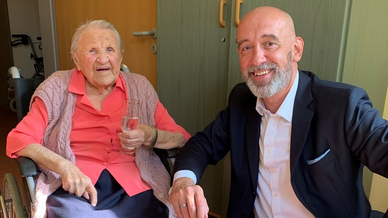 Bautzens Bürgermeister Alexander Ahrens gratulierte Anna Cernohorsky zu ihrem 112. Geburtstag.
