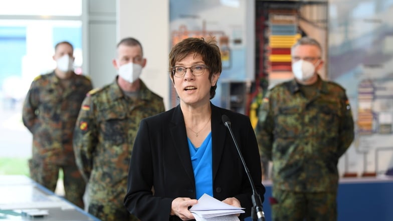 Bundesverteidigungsministerin Annegret Kramp-Karrenbauer (CDU) am Mittwoch in Boxberg. Bis zu 1.000 Bundeswehr-Angehörige sollen den Strukturwandel in der Lausitz bis 2031 unterstützen.