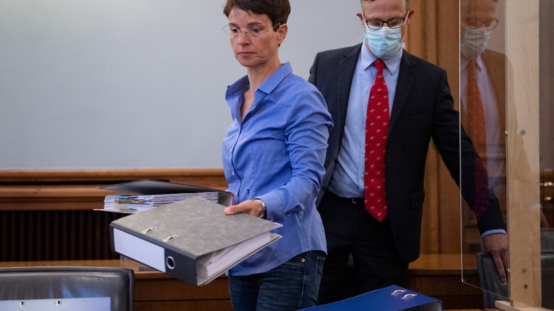 Frauke Petry und ihr Ehemann Marcus Pretzell sortieren im Landgericht Leipzig vor Beginn der Berufungsverhandlung Unterlagen.