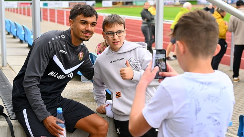 Gefragt wie nie bei Dynamo Dresden: Oliver Batista Meier geht mit Leistung voran - und ist bei den Fans ein beliebtes Fotomotiv.