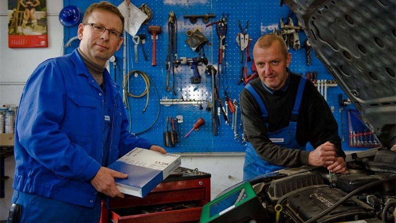 Teamarbeit bei Auto-Zimmermann: Meister Sven Nitzschner (l.) bringt Kfz-Mechaniker Olaf Scheithauer einen neuen Luftfilter-Einsatz für einen Opel Astra.