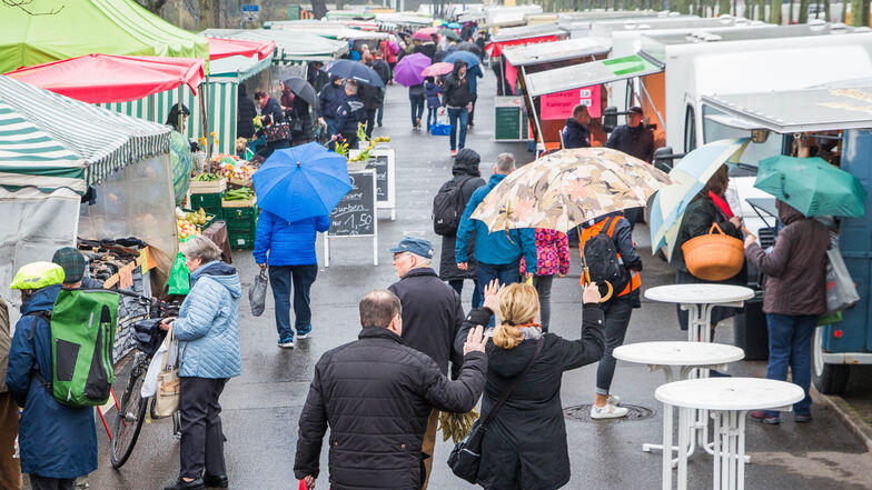 Reges Markttreiben am Freitagmorgen auf dem Lingnermarkt - Corona zum Trotz.