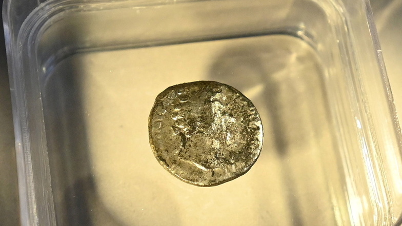 Es handelt sich um einen römischen Silber Denar aus dem 2. Jahrhundert nach Christus.