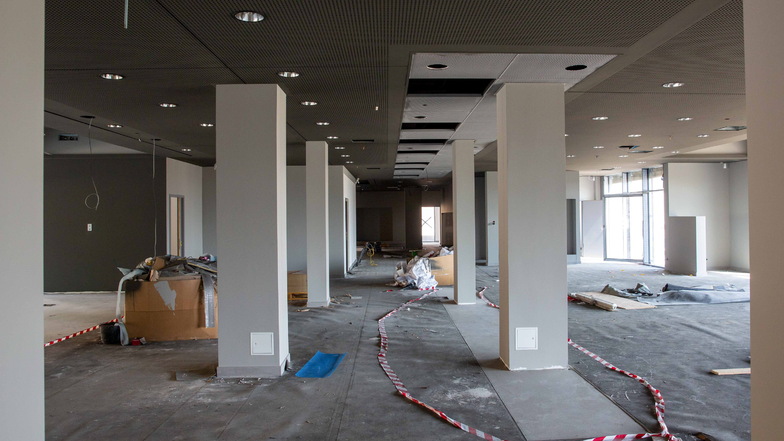 In den neuen Räumen der Kamenzer Stadtbibliothek laufen derzeit letzte Bauarbeiten. Doch die Eröffnung kann nicht wie geplant erfolgen.