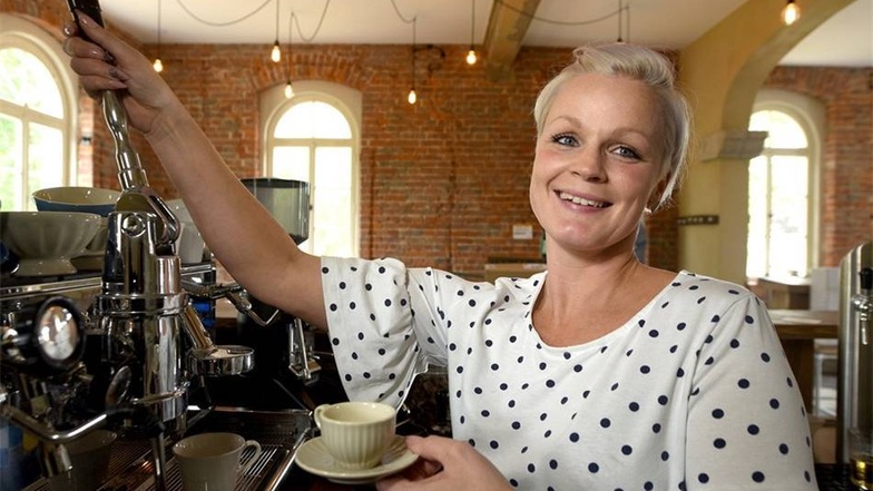 Mit Dampf: Janina Schönfelder bringt den Kaffeegenuss ins Nostalgia Privatim der Donaths. Das Service im Café kann man im Laden nebenan gleich auch für zu Hause erstehen.