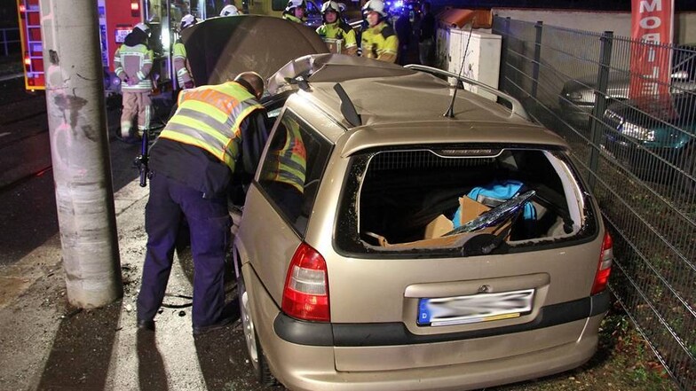 Ein 42-jähriger Autofahrer ist am Samstagabend in Dresden bei einem Unfall ums Leben gekommen. Sein 23-jähriger Beifahrer wurde nach Polizeiangaben schwer verletzt.