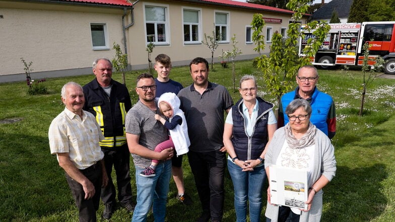 Teil des Bewerbungsteams in Friedersdorf beim Wettbewerb "Schönstes Dorf".