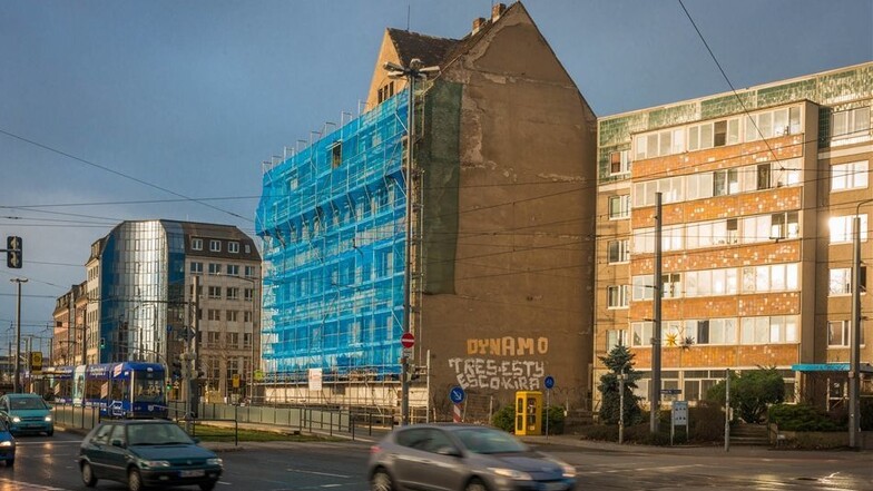 Das Gebäude ist das Opfer einer DDR-Bausünde: In den 1980er-Jahren wurden um das Haus herum Plattenbaublöcke hochgezogen.