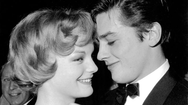 Die österreichische Schauspielerin Romy Schneider tanzt 1959 mit dem französischen Schauspieler Alain Delon auf dem Filmball in München.