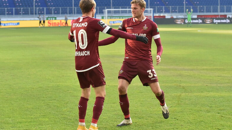 Zwei drei drei Dynamo-Torschützen beim Jubel unter sich: Christoph Daferner (r.) und Patrick Weihrauch nach dem 3:0 für die Dresdner.