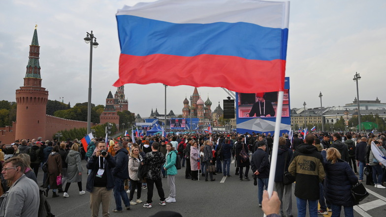 Menschen versammeln sich auf dem Roten Platz, um die Annexion der ukrainischen Regionen an Russland zu feiern.