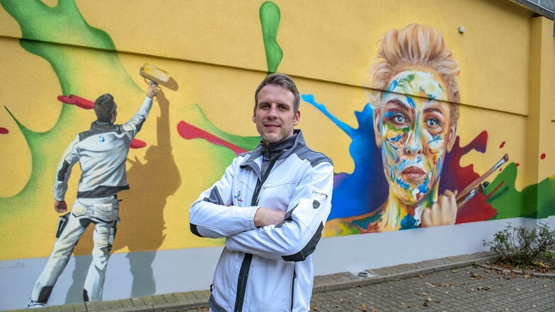 Zweimal Malermeister Christian Schell: Einmal auf dem Wandbild an der Gartenstraße in Waldheim und einmal „in echt“ davor.