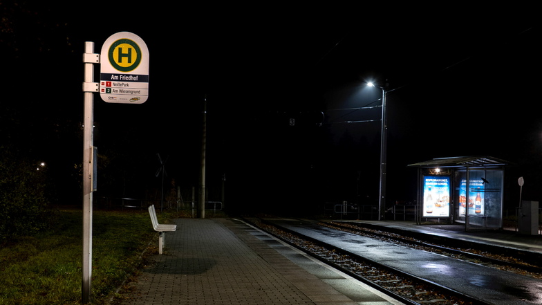 Damit sich Fahrgäste sicherer fühlen, soll das Beleuchtungssystem an der Straßenbahnhaltestelle "Am Friedhof" in Königshufen besser ausgebaut werden, erklärte GVB-Sprecher Ulf Klimke.