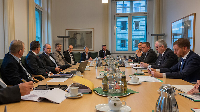 Am Gespräch zur Industriepark-Erweiterung vorige Woche bei Ministerpräsident Michael Kretschmer (rechts) nahmen auch Altech-Vertreter teil.