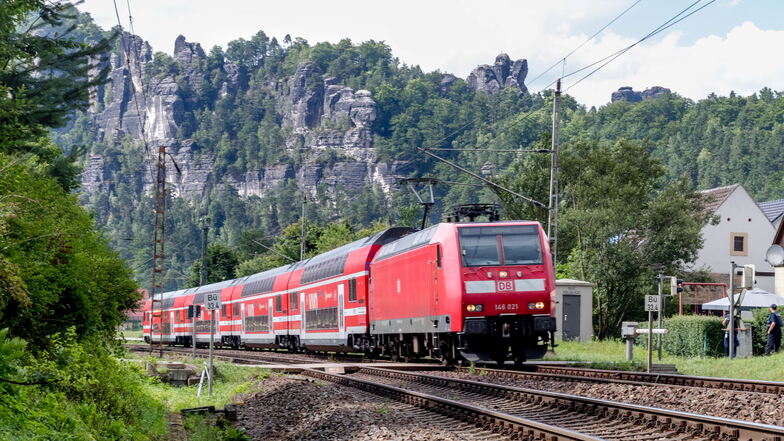 Am Feiertag in die Sächsische Schweiz oder nach Altenberg: Der Verkehrsverbund setzt mehr Züge ein.