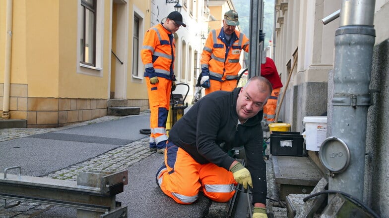 Stefan Glaser und seine Kollegen bauen an der Elbresidenz in Bad Schandau die Spundwände auf, die gegen die Fluten schützen wollen. Das Ganze aber nur zu Übungszwecken.