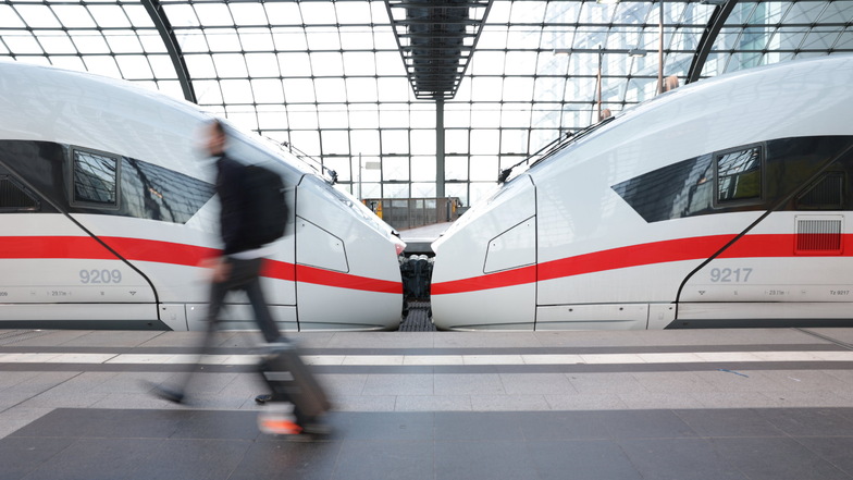 Die Deutsche Bahn verkauft ihre Spartickets im Fernverkehr künftig nur noch bei Angabe einer Handynummer oder einer E-Mail-Adresse.