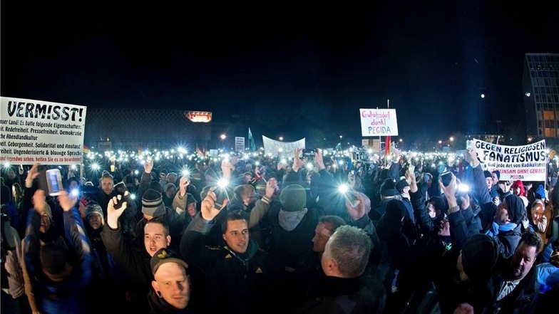 Auch Pegida mobilisierte erneut Tausende Menschen. Im Skaterpark versammelten sich etwa 10000 Teilnehmer zu einer Kundgebung. Es ging wie in den Vorwochen um die vermeintliche Überfremdung Deutschlands, gegen Islamismus und die deutsche Asylpolitik.