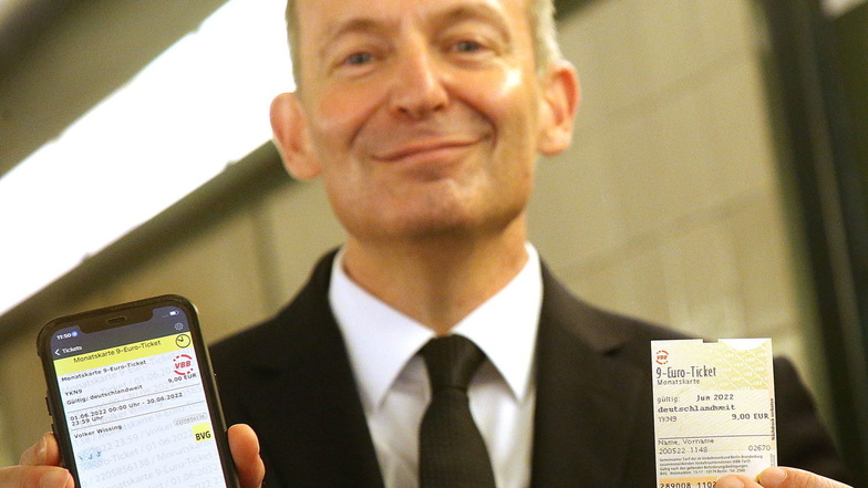 Volker Wissing (FDP), Bundesverkehrsminister, hält das 9-Euro-Ticket, per App und als Fahrschein, in den Händen.