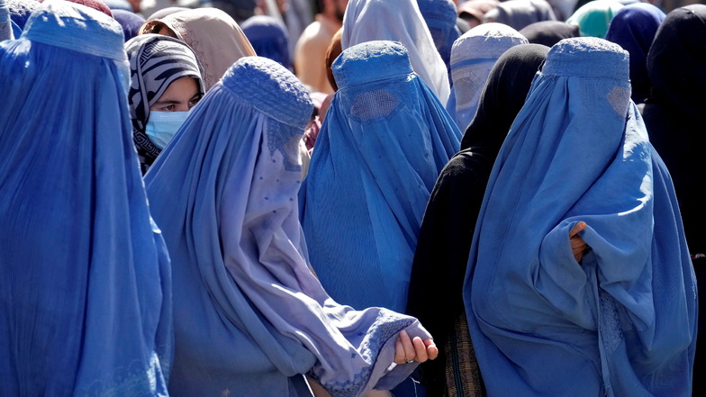 Taliban schreiben Frauen wieder Burka vor