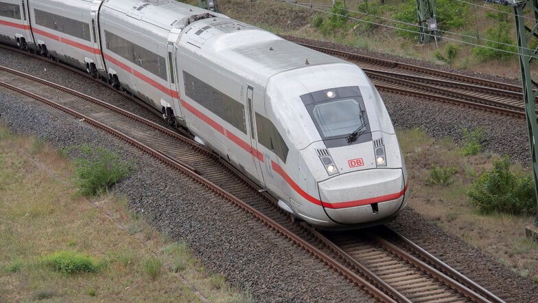 Ein ICE 4 der Deutschen Bahn fährt in Berlin in Richtung Ostbahnhof.