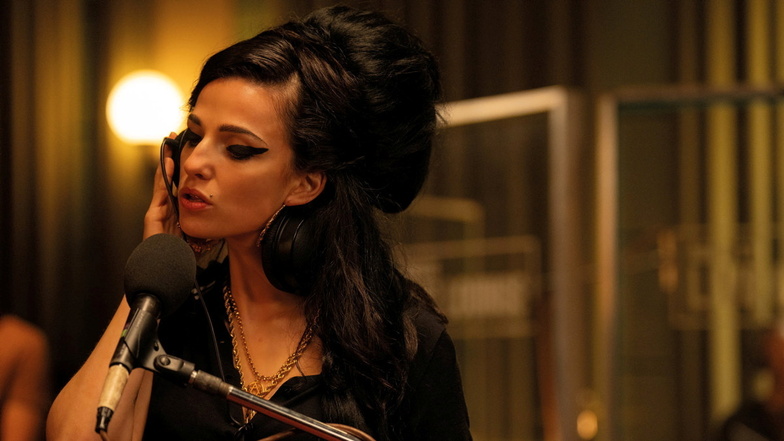 Die britische Schauspielerin Marisa Abela singt im Film die Songs von Amy Winehouse und ist mit ihrer Darstellung nah dran an dem jung gestorbenen Star.