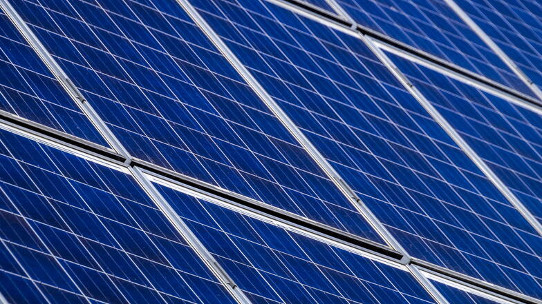 Auf immer mehr Dresdner Dächern findet man mittlerweile Fotovoltaik-Anlagen.