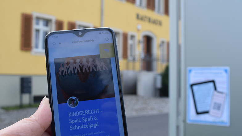 Um den Kinderrechtepfad zu beschreiten, wird ein Smartphone mit einer QR-Code-Scanner-App benötigt. Auf der Website www.mein-bernsdorf.de gibt es den ersten Hinweis, wo es losgeht. Eine von acht Stationen ist das Rathaus (im Bild).
