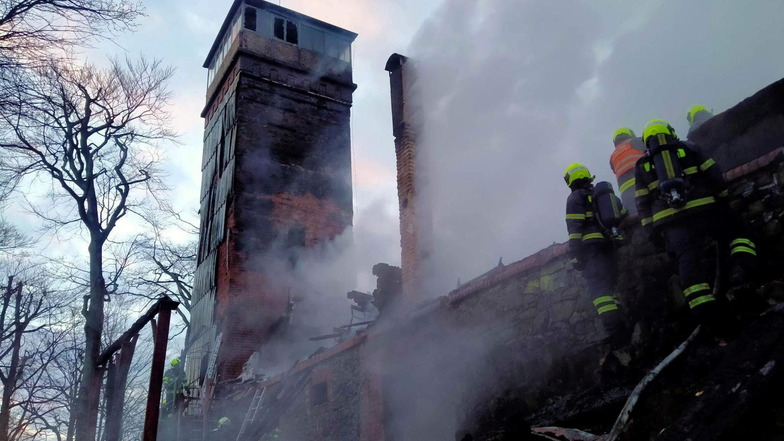 Die Flammen griffen zwar auch auf den Turm über, dieser konnte aber gerettet werden.