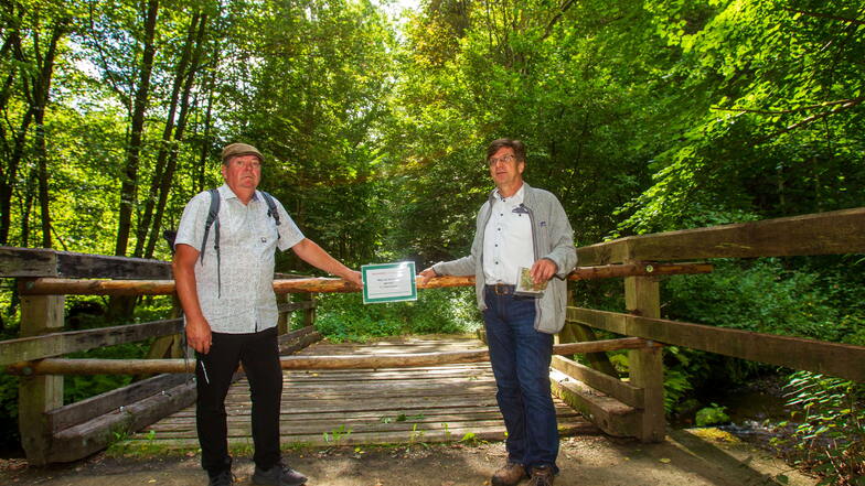 Kartograph Rolf Böhm (re.) und Stiegenfreund Mathias Klimmer (li.) am gesperrten Wanderweg durchs Polenztal im Sommer 2020: Sie fürchten, dass das Wegenetz weiter ausgedünnt wird.