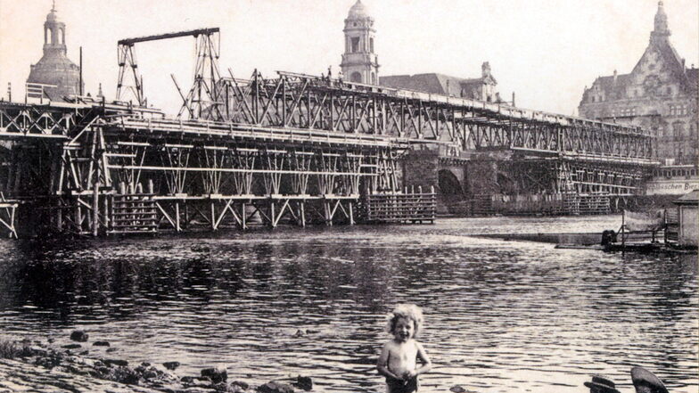 Die Augustusbrücke als Baustelle um 1908. Die alte Brücke ist gerade abgebrochen. Der Verkehr wird über ein Interimsbauwerk aus Holz geführt.