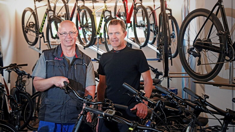 Ronald Weser (r.) leitet das Zweirad-Center in Riesa. Weil in Werkstatt und Geschäft viel zu tun ist, hat Weser im September mit Jens Stephan einen neuen Mitarbeiter eingestellt.