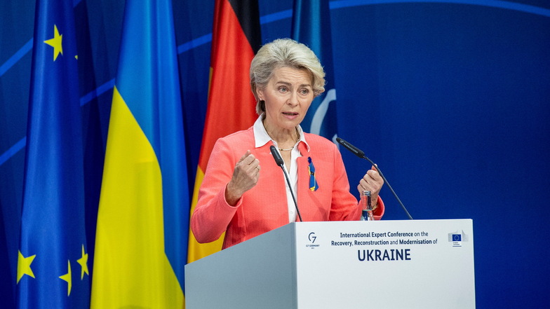 Ursula von der Leyen, Präsidentin der Europäischen Kommission, spricht bei der Internationalen Expertenkonferenz zum Wiederaufbau der Ukraine.