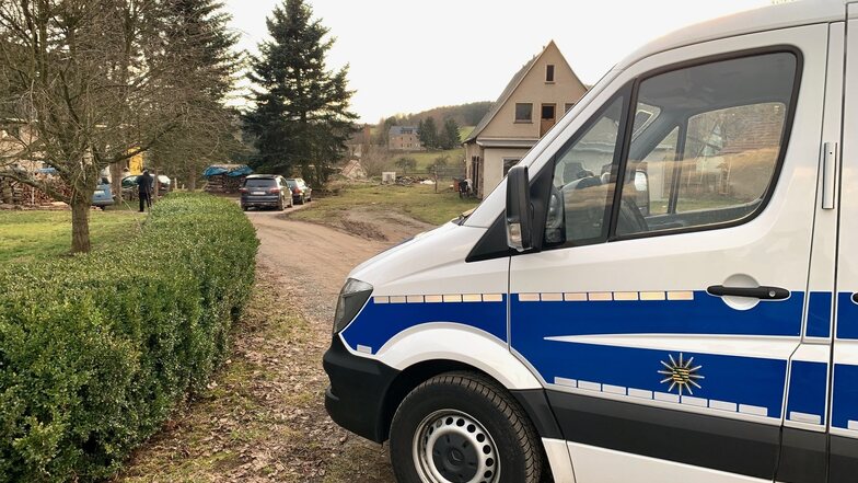 Mit mehreren Fahrzeugen rückte die Polizei am Donnerstag im Gohrischer Ortsteil Kleinhennersdorf in der Sächsischen Schweiz an.