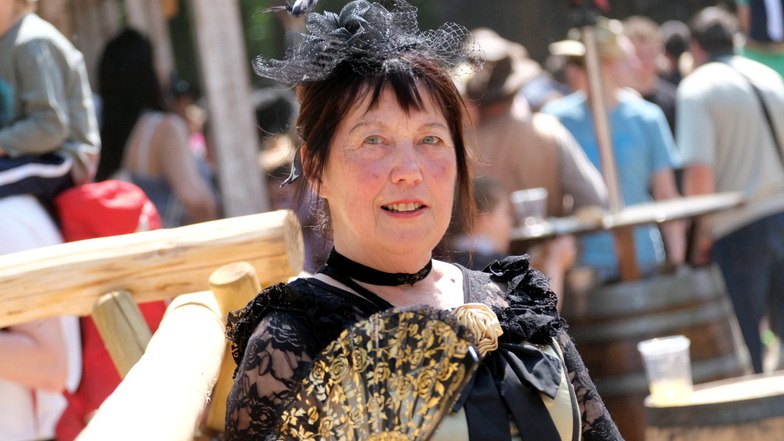 Als elegante Südstaaten-Lady flaniert Rita Schmidt über das Festgelände der Karl-May-Festtage. Im Saloon der Westernstadt zeigt sie nachts ein anderes Gesicht und feiert leidenschaftlich.