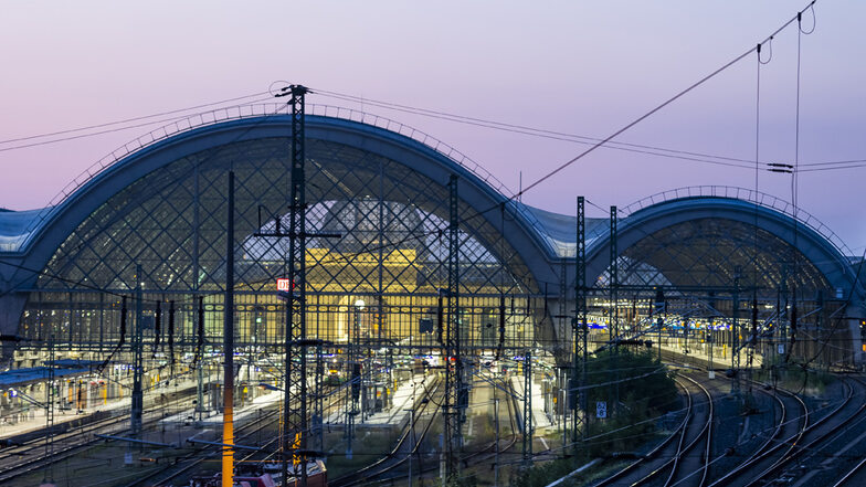 Die Bahn will in Sachsen acht Bahnhöfe modernisieren, darunter das Dach des Dresdner Hauptbahnhofes.