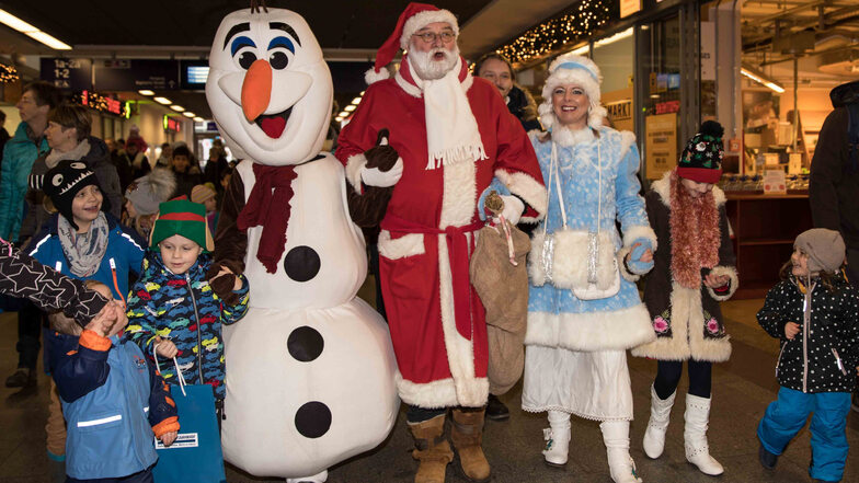 Der Weihnachtsmann kommt nicht alleine an den Hauptbahnhof: Er wird auch Schneemann Olaf, den Weihnachtsengel und andere Begleiter dabeihaben.
