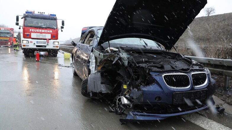 Der BMW erlitt Totalschaden, der Fahrer wurde schwer verletzt.