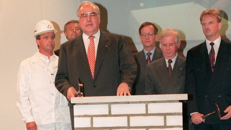 Nicht ohne Gegenwehr: 1994 legte der damalige Bundeskanzler Helmut Kohl den Grundstein für die damalige Siemens-Chipfabrik.