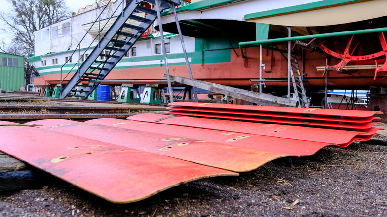 Die demontierten Schaufeln des Raddampfers "Pirna". Seit November liegt das knapp 60 Meter lange Schiff aufgebockt auf der Laubegaster Slipanlage.