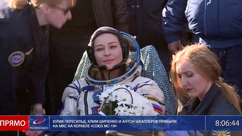 Zurück auf der Erde: Schauspielerin Julia Peressild (M) kurz nach der Landung der russischen Raumkapsel Sojus MS-18.