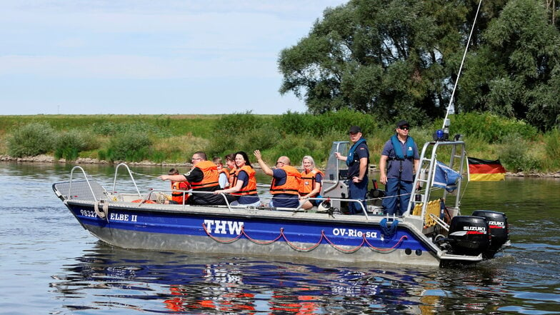 Am Rande des Familienfestes Bella Gröba organisierten Rotarier und Technisches Hilfswerk Motorbootfahrten auf der Elbe. Die Aktion brachte knapp 1.800 Euro fürs Tierheim ein.