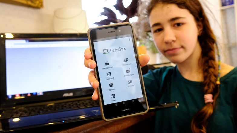 Seit einer Woche müssen die Schüler digital lernen. Die Online-Plattform "Lernsax" lässt Schülerin Lea manchmal verzweifeln.
