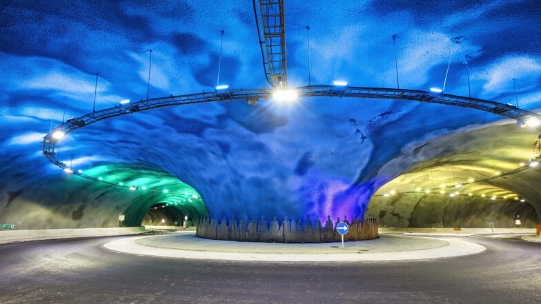 Blick in den neuen Unterwassertunnel mit einem unterirdischen Kreisverkehr.