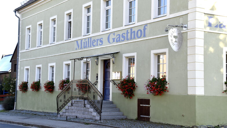 "Müllers Gasthof" in Großerkmannsdorf startet wieder eine beliebte Tradition. Weihnachtlich geschmückt soll das Haus in dieser Woche werden.