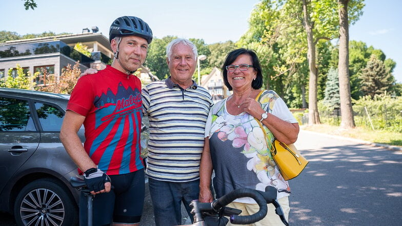 Extremradfahrer Matthias Breitkopf (links) zusammen mit seinen Eltern, die in Görlitz leben, am Fuß der Landeskrone bei einer kurzen Pause während seiner sommerlichen Tortur.