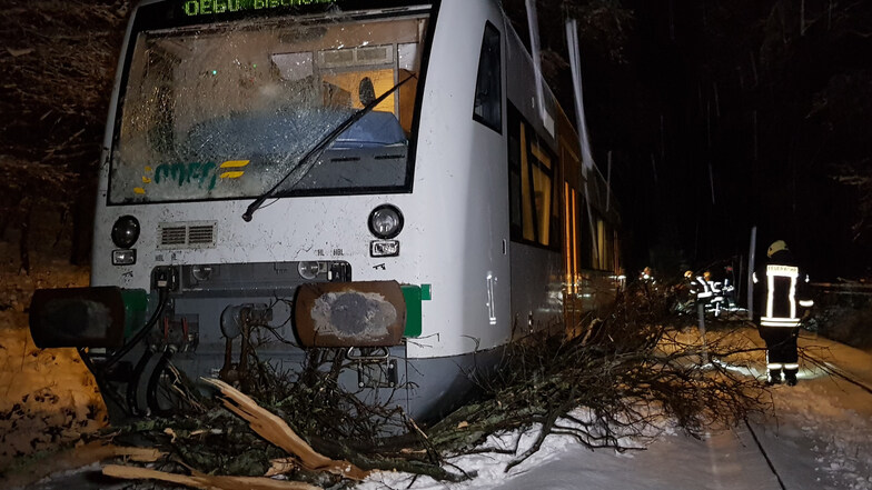 Um fünf Uhr fuhr am Donnerstag ein aus Görlitz fahrender Zug der Odeg zwischen Bautzen und Bischofswerda in einen umgestürzten Baum.