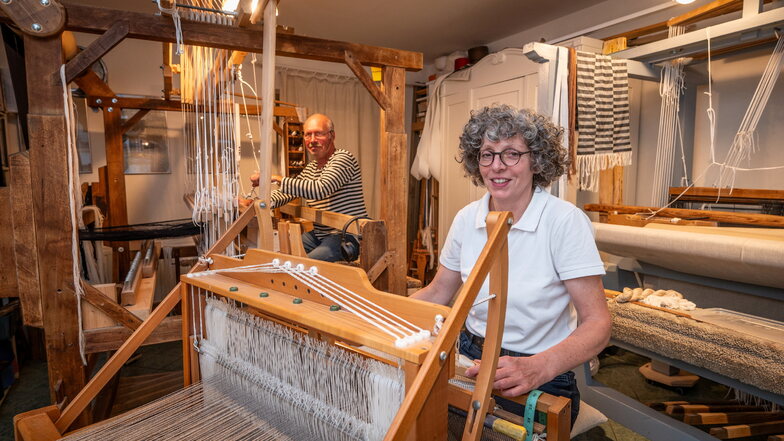 Jörg und Diana Senf sind vor allem in ihrer kleinen Handweberei anzutreffen. Auch in ihrer Freizeit sind sie kreativ, egal ob mit Linoldrucken oder Malerei. Ihre Werke stellen sie ab Freitag in der Rathausgalerie in Roßwein aus.