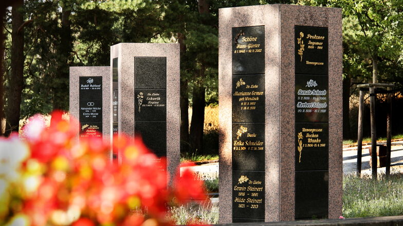 Vor sechs Jahren wurden diese Urnensäulen auf dem Nünchritzer Urnenfriedhof errichtet. Diese gibt es auch auf dem kommunalen Friedhof in Gröditz.